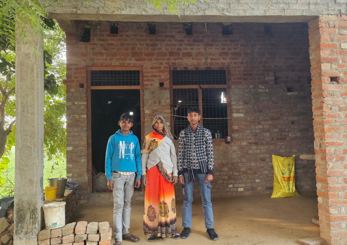 पक्के मकान में परिवार के साथ माया देवी