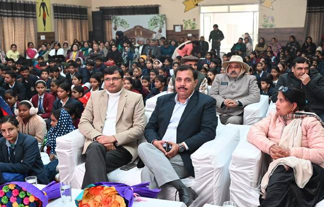 सोनीपत: जिला शिक्षा अधिकारी नवीन गुलिया कार्यक्रम शुभारंभ अवसर पर साथ में डीआईपीआरओ राकेश गौतम सोनीपत: जिला शिक्षा अधिकारी नवीन गुलिया कार्यक्रम शुभारंभ अवसर पर साथ में डीआईपीआरओ राकेश गौतम