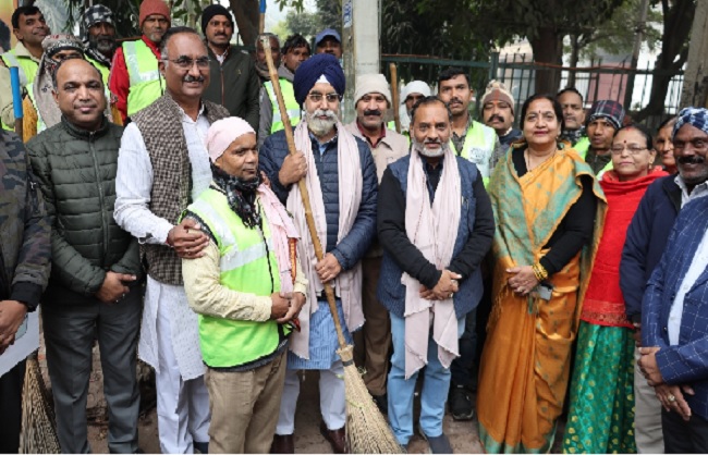 महापौर राजा इकबाल सिंह के साथ विधायक और पार्षद सफाई व्यवस्था पर कार्य करते हुए। महापौर राजा इकबाल सिंह के साथ विधायक और पार्षद सफाई व्यवस्था पर कार्य करते हुए।