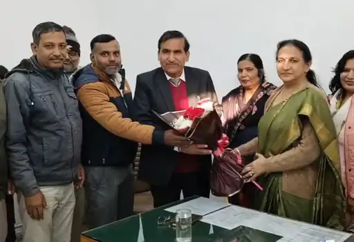 जिला मौलिक शिक्षा अधिकारी बसंत कुमार का स्वागत करते अधिकारी। जिला मौलिक शिक्षा अधिकारी बसंत कुमार का स्वागत करते अधिकारी।