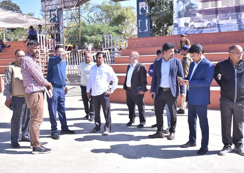 बैतूल में छह दिवसीय आदि बाज़ार की तैयारियों का जायजा लेते हुए अधिकारी