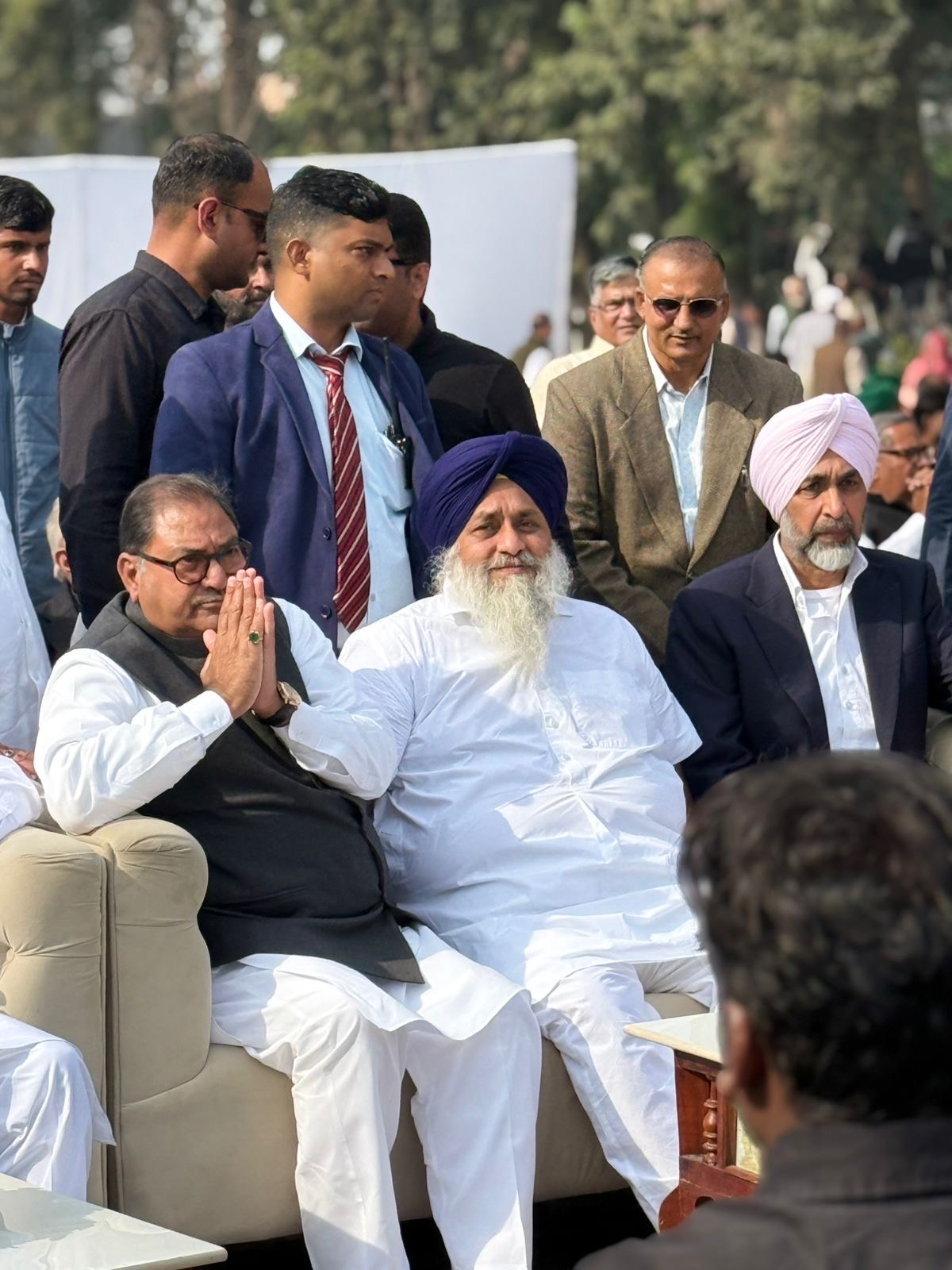 तेजाखेड़ा फार्म हाउस में ओपी चौटाला को श्रद्धांजलि देने पहुंचे सुखबीर बादल व अन्य।