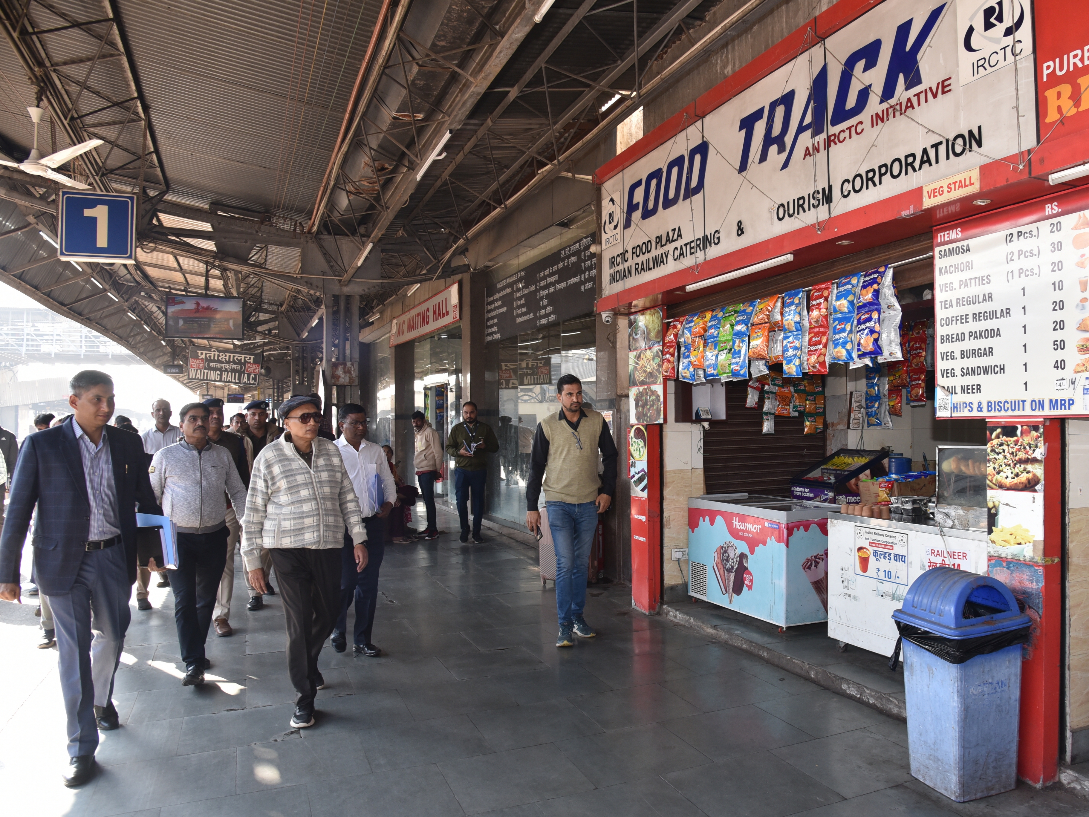 अजमेर स्टेशन पर रेलवे बोर्ड के एडिशनल मेंबर का निरीक्षण, खानपान गुणवत्ता पर रहा विशेष फोकस