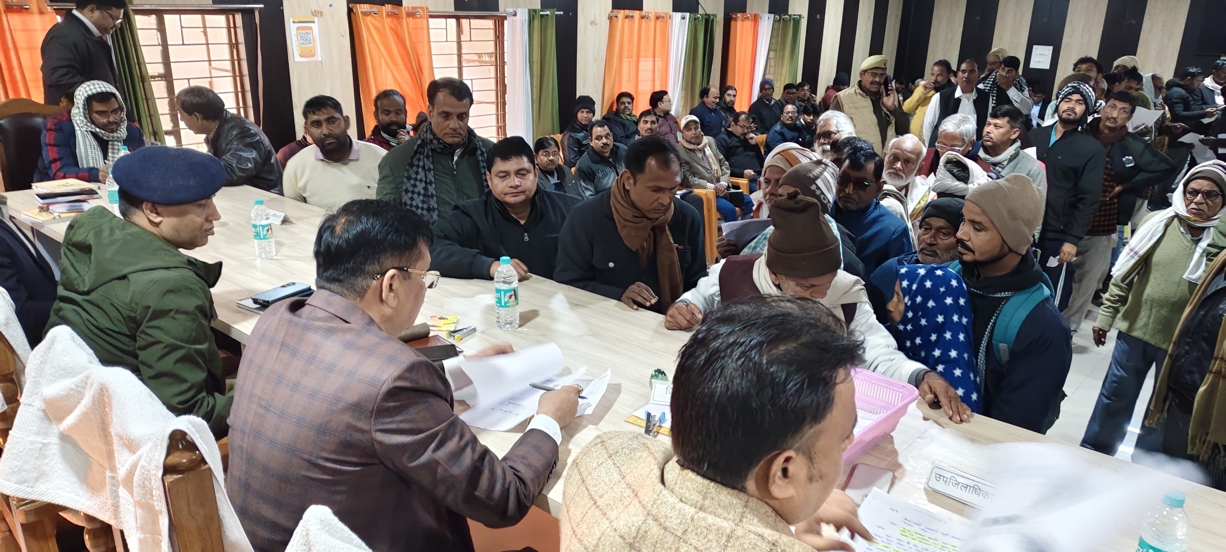 तहसील सभागार में फरियादियों को सुनते हुए जिलाधिकारी डॉ दिनेश चंद्र सिंह