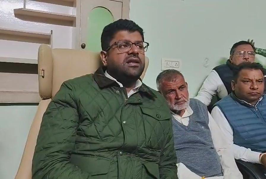 पत्रकारों से बातचीत करते हुए पूर्व उपमुख्यमंत्री दुष्यंत चौटाला।