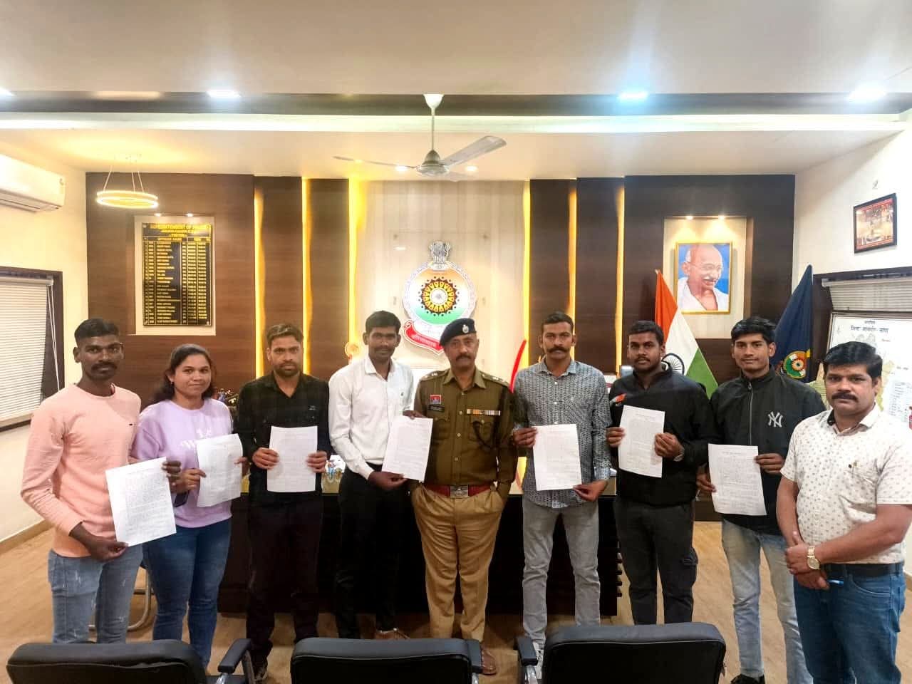 जांजगीर चांपा: जिले में आरक्षक जीडी/ट्रेड के पद पर चयनित अभ्यर्थियों को पुलिस अधीक्षक द्वारा नियुक्ति पत्र प्रदान किया गया जांजगीर चांपा: जिले में आरक्षक जीडी/ट्रेड के पद पर चयनित अभ्यर्थियों को पुलिस अधीक्षक द्वारा नियुक्ति पत्र प्रदान किया गया