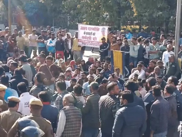 कार से कुचलकर की गई हत्या के विरोध में सड़कों पर उतरा समाज कार से कुचलकर की गई हत्या के विरोध में सड़कों पर उतरा समाज