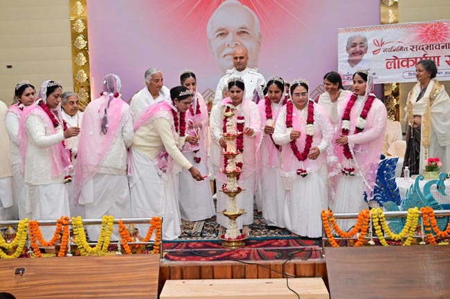 दीप प्रज्ज्वलित करते दीप प्रज्ज्वलित करते