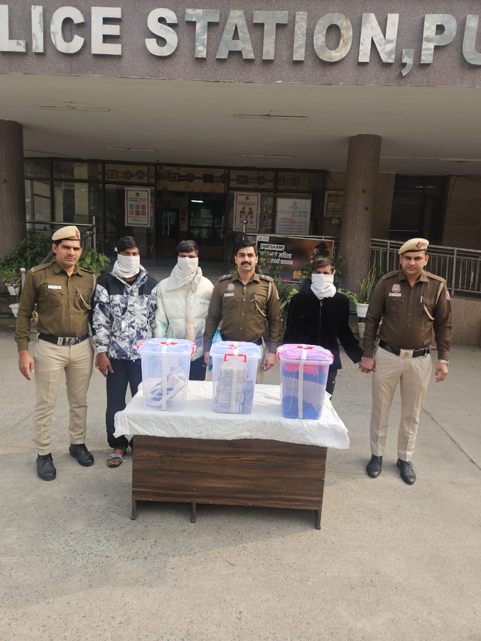 चाेरी के मामले में पकड़े गए आराेपिताें की फाेटाे चाेरी के मामले में पकड़े गए आराेपिताें की फाेटाे