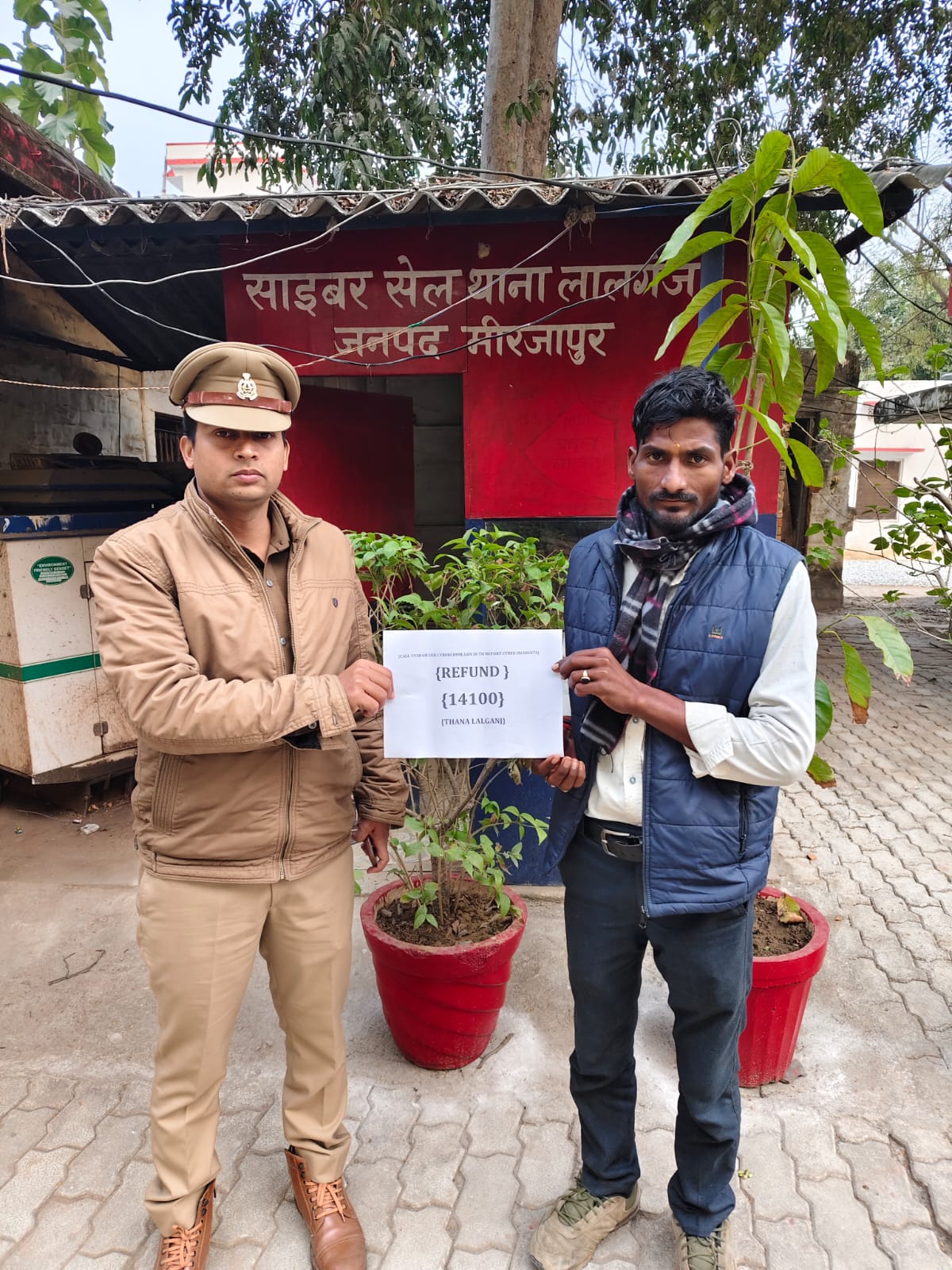 साइबर सेल टीम प्रभारी कुंवर मनोज सिंह को धन्यवाद देता पीडित। साइबर सेल टीम प्रभारी कुंवर मनोज सिंह को धन्यवाद देता पीडित।