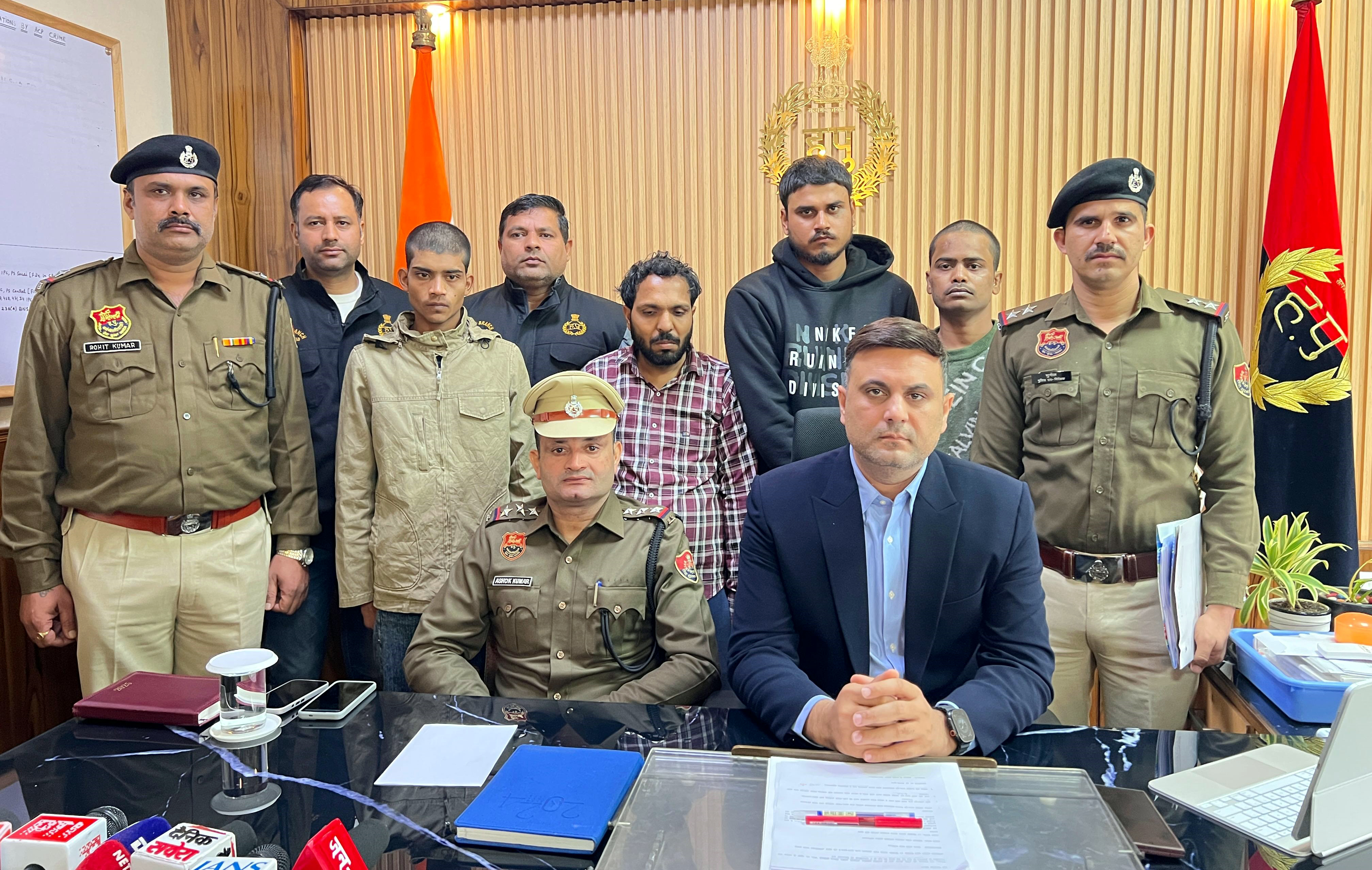 पुलिस द्वारा गिरफ्तार किए गए आरोपित पुलिस द्वारा गिरफ्तार किए गए आरोपित