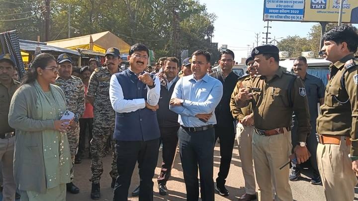 कलेक्टर ने किया हनुमान टेकरी का निरीक्षण कलेक्टर ने किया हनुमान टेकरी का निरीक्षण