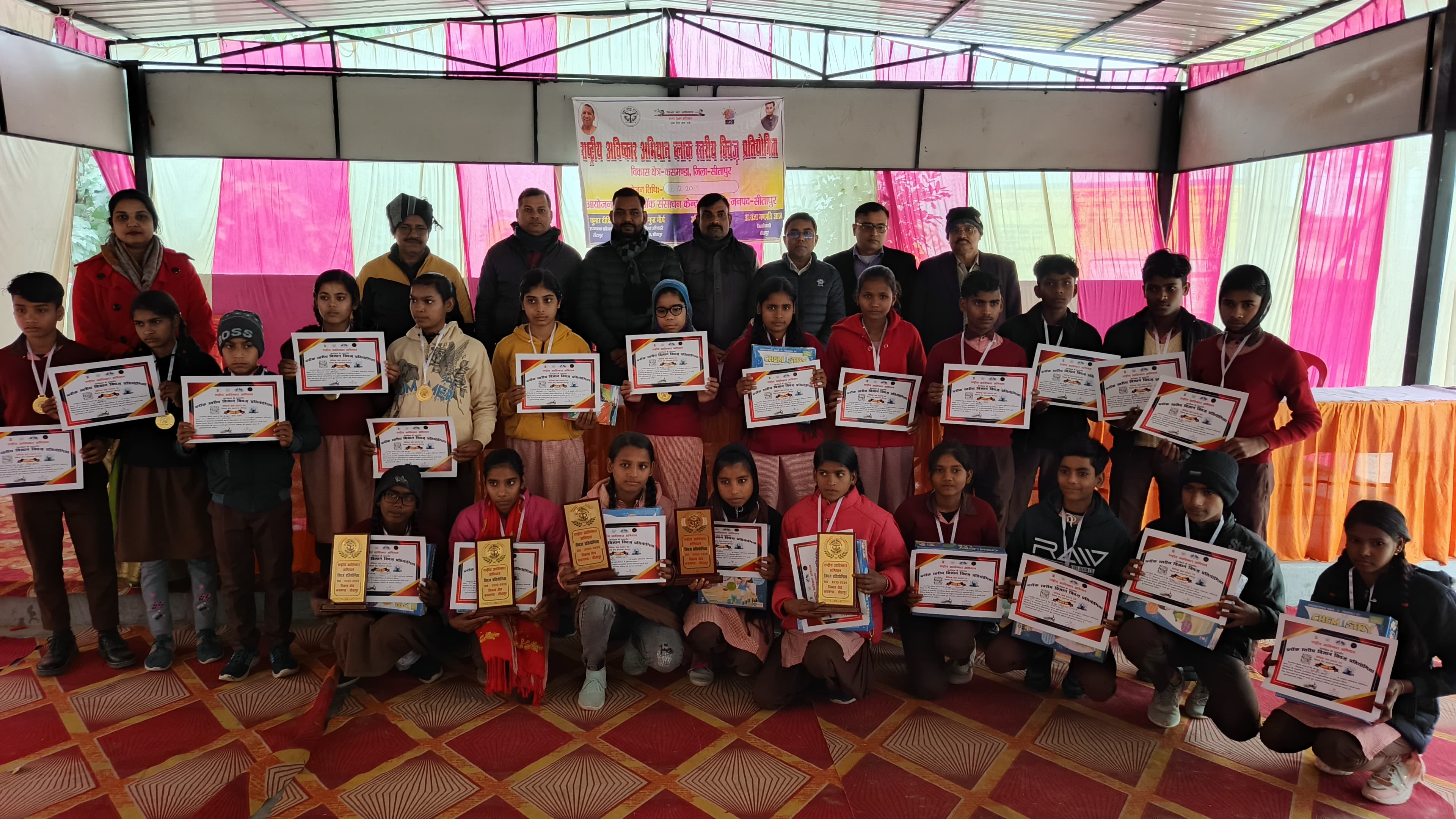 सम्मानित प्रतिभागियों के साथ खंड शिक्षा अधिकारी