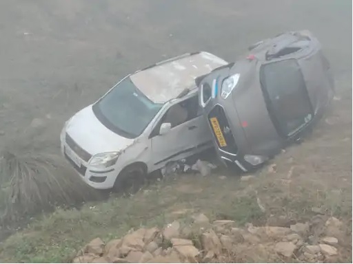 दो कारें अनियंत्रित होकर पार्वती नदी में जा गिरीं। दो कारें अनियंत्रित होकर पार्वती नदी में जा गिरीं।