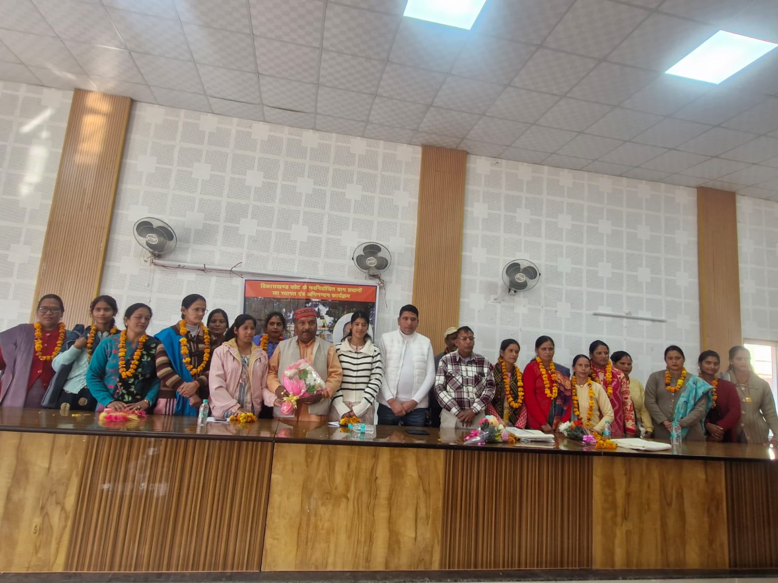 विकासखंड कोट ब्लॉक सभागार में नवनिर्वाचित ग्राम प्रधान को सम्मानित करते विधायक राजकुमार पोरी विकासखंड कोट ब्लॉक सभागार में नवनिर्वाचित ग्राम प्रधान को सम्मानित करते विधायक राजकुमार पोरी