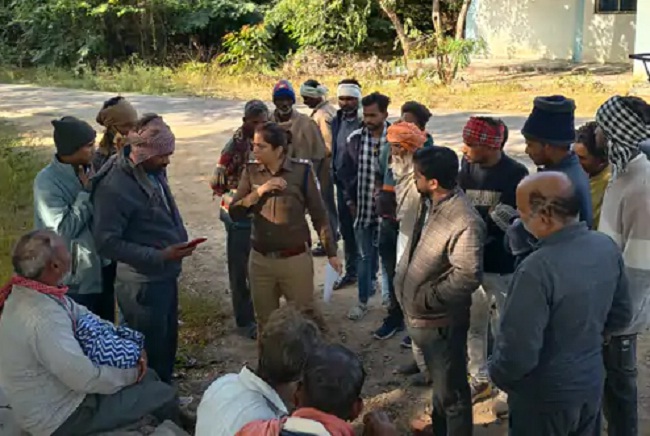 घटना के बाद आक्रोशित ग्रामीण का प्रदर्शन घटना के बाद आक्रोशित ग्रामीण का प्रदर्शन