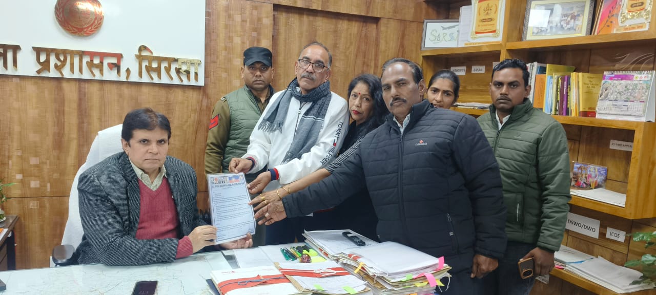 एडीसी को ज्ञापन सौंपते मजदूर यूनियन के पदाधिकारी।