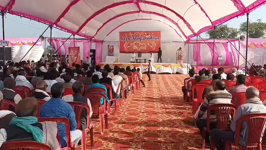हिंदू सम्मेलन में समाज के प्रमुखजन एवं संतगण हुए एकत्रित हिंदू सम्मेलन में समाज के प्रमुखजन एवं संतगण हुए एकत्रित