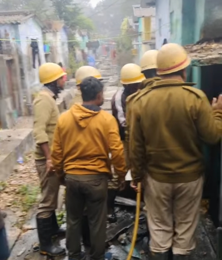 इंदा शक्ति भवन के सामने लगी आग पर काबू पाते दमकल कर्मी।
