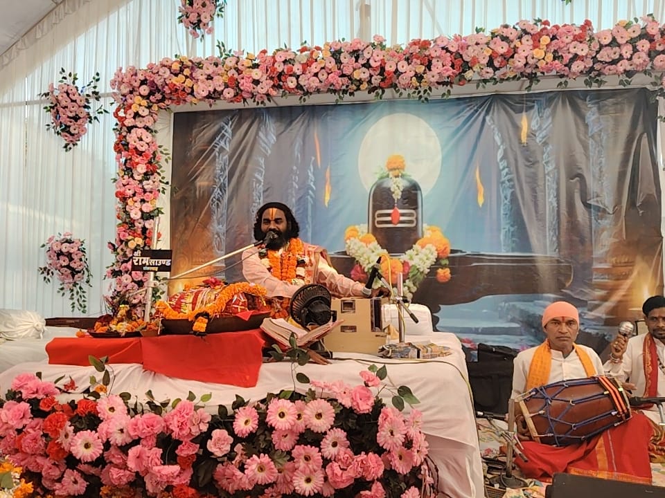 कथा सुनाते हुए पंडित कामता प्रसाद शरण।