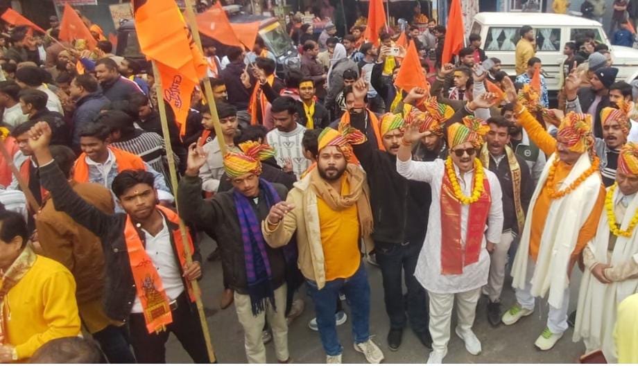 शहर में निकल रही यात्रा