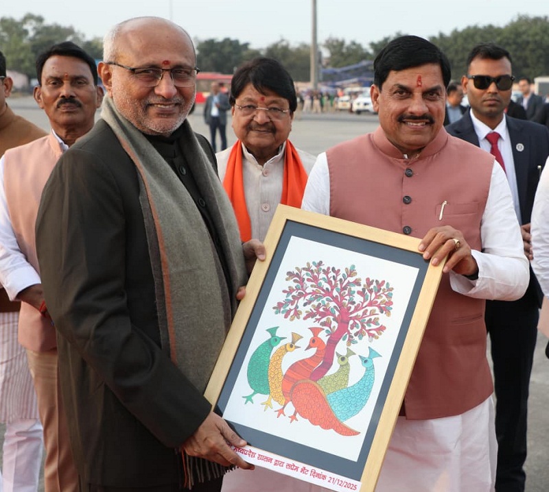 उप राष्ट्रपति को इंदौर एयरपोर्ट पर स्मृति चिन्ह भेंट कर दी गई विदाई