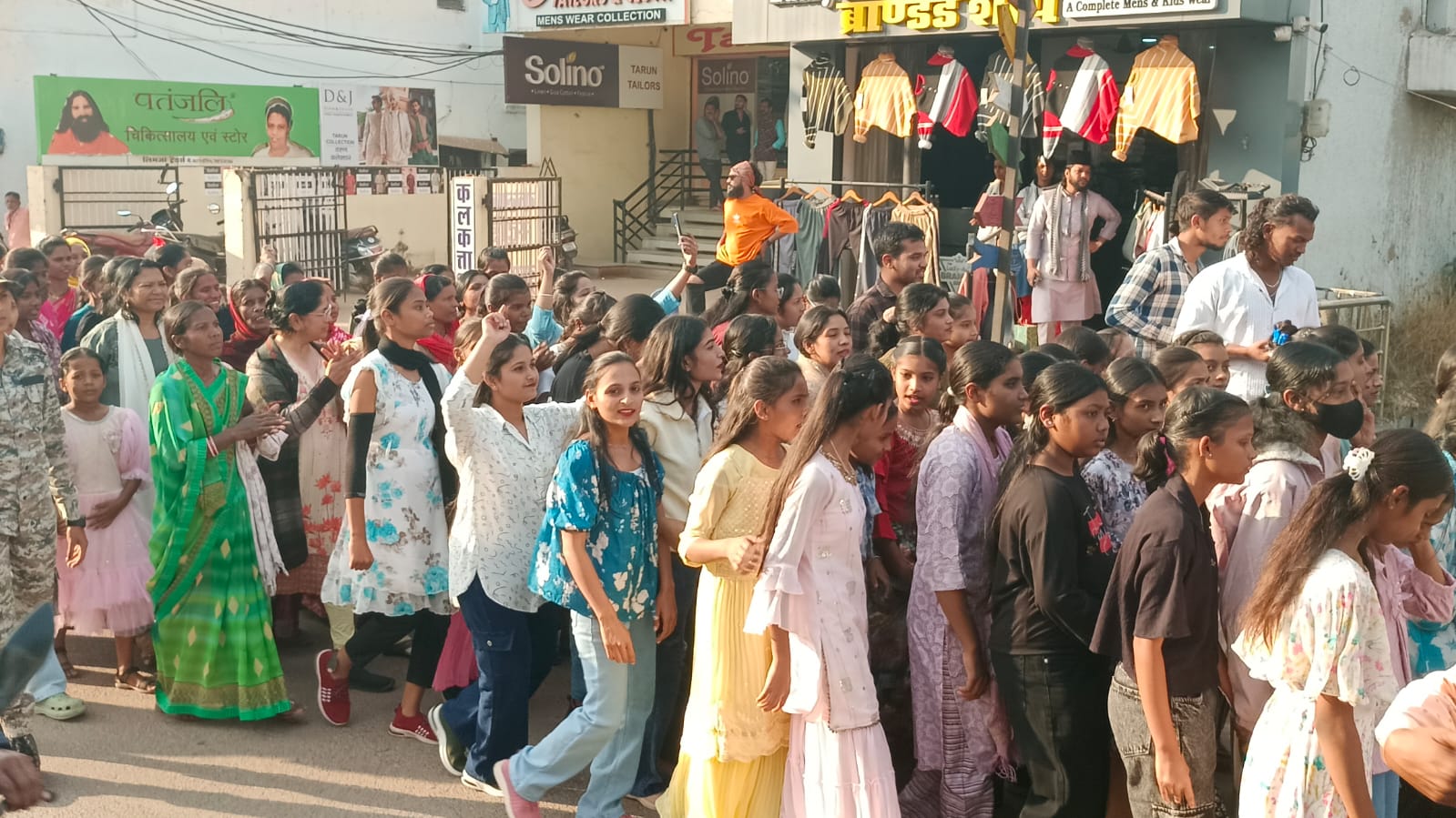 क्रिसमस पूर्व मसीही समाज द्वारा रविवार शाम को क्रिसमस रैली निकाली गई। क्रिसमस पूर्व मसीही समाज द्वारा रविवार शाम को क्रिसमस रैली निकाली गई।