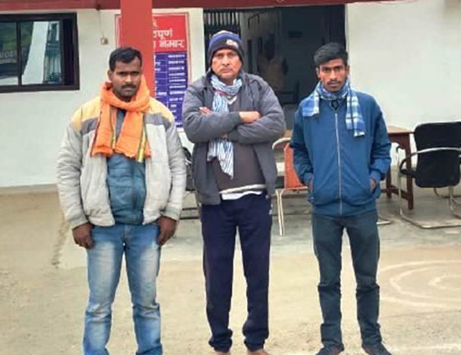 अपने परिजनों के साथ मंद बुद्धि का व्यक्ति
