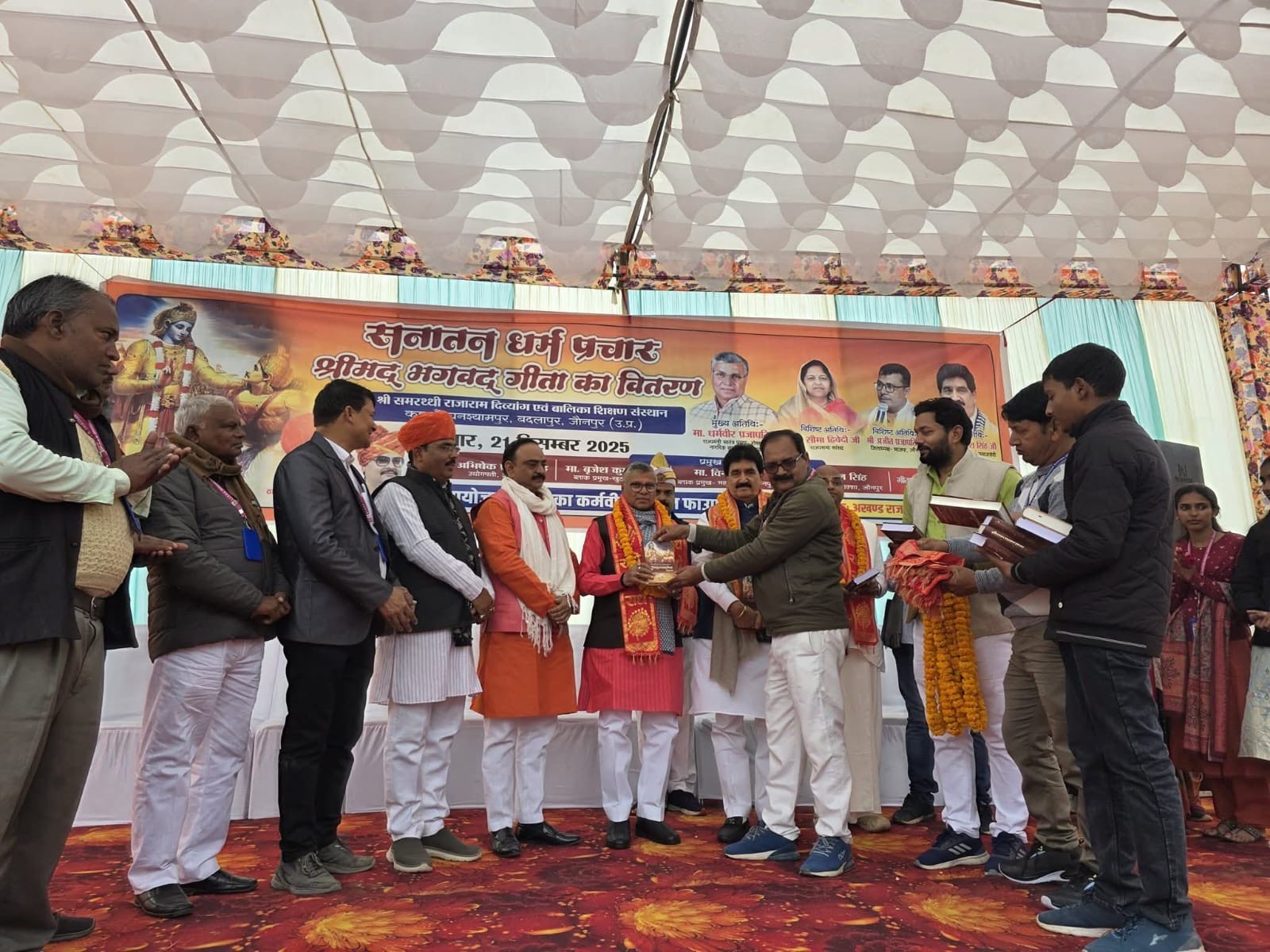 कारागार मंत्री धर्मवीर प्रजापति को सम्मानित करते हुए बीजेपी जिलाध्यक्ष के नेतृत्व में