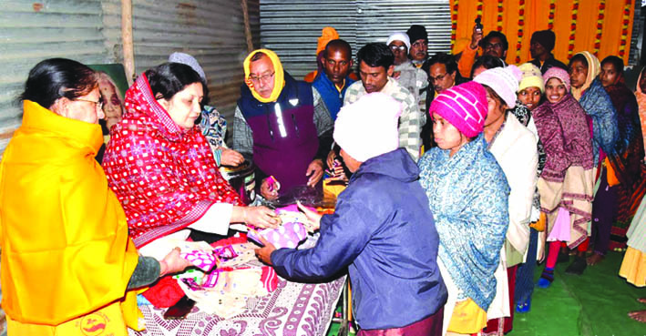 कपड़े वितरित करते हुए शैफाली पाण्ड्या कपड़े वितरित करते हुए शैफाली पाण्ड्या