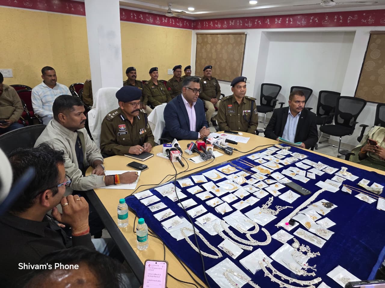 पुलिस महानिरीक्षक अमरेश मिश्रा और वरिष्ठ पुलिस अधीक्षक डॉ लाल उमेद सिंह युवती की हत्‍या के मामले का खुलासा करते हुए