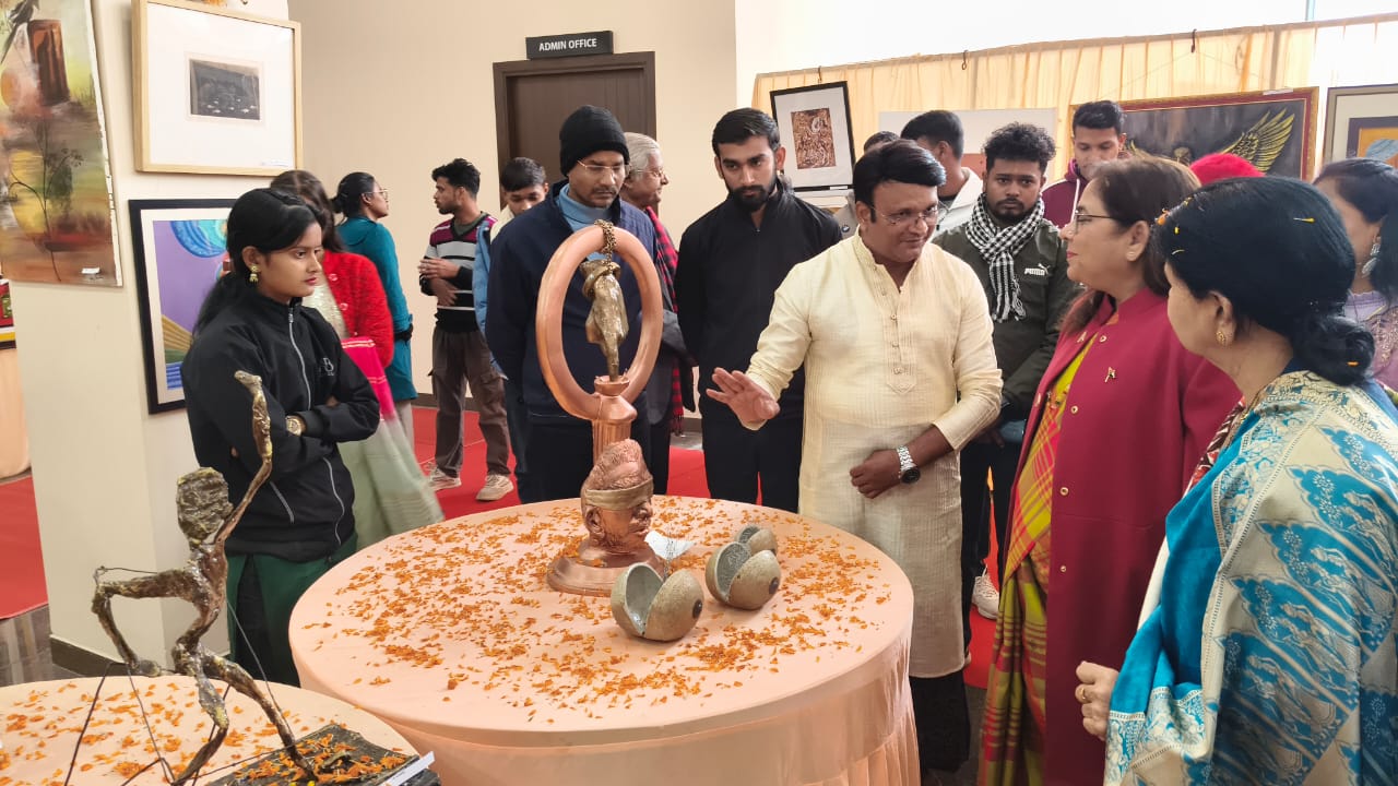 त्रि दिवसीय क्षेत्रीय कला प्रदर्शनी में दिखे कला के विविध रूप* त्रि दिवसीय क्षेत्रीय कला प्रदर्शनी में दिखे कला के विविध रूप*