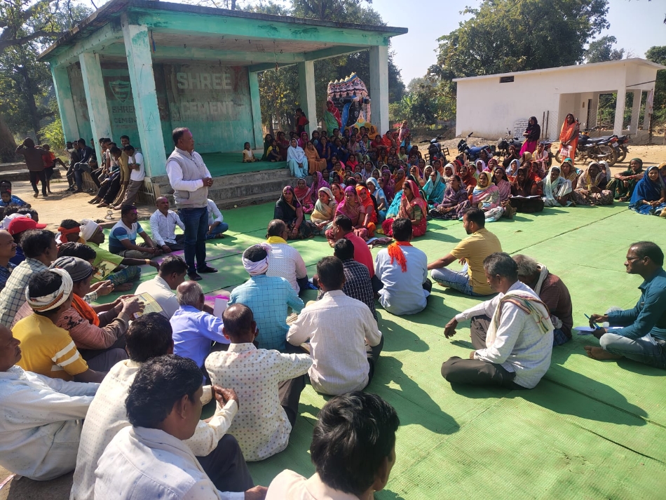 ग्राम उमरगांव में आयोजित बैठक में उपस्थित ग्रामीण पुरुष एवं महिलाएं। ग्राम उमरगांव में आयोजित बैठक में उपस्थित ग्रामीण पुरुष एवं महिलाएं।