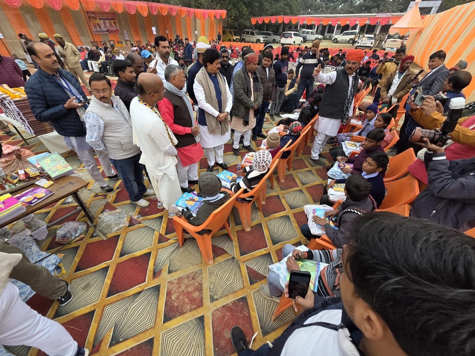 दिव्यांग बच्चों से बातचीत करते हुए कारागार मंत्री धर्मवीर प्रजापति