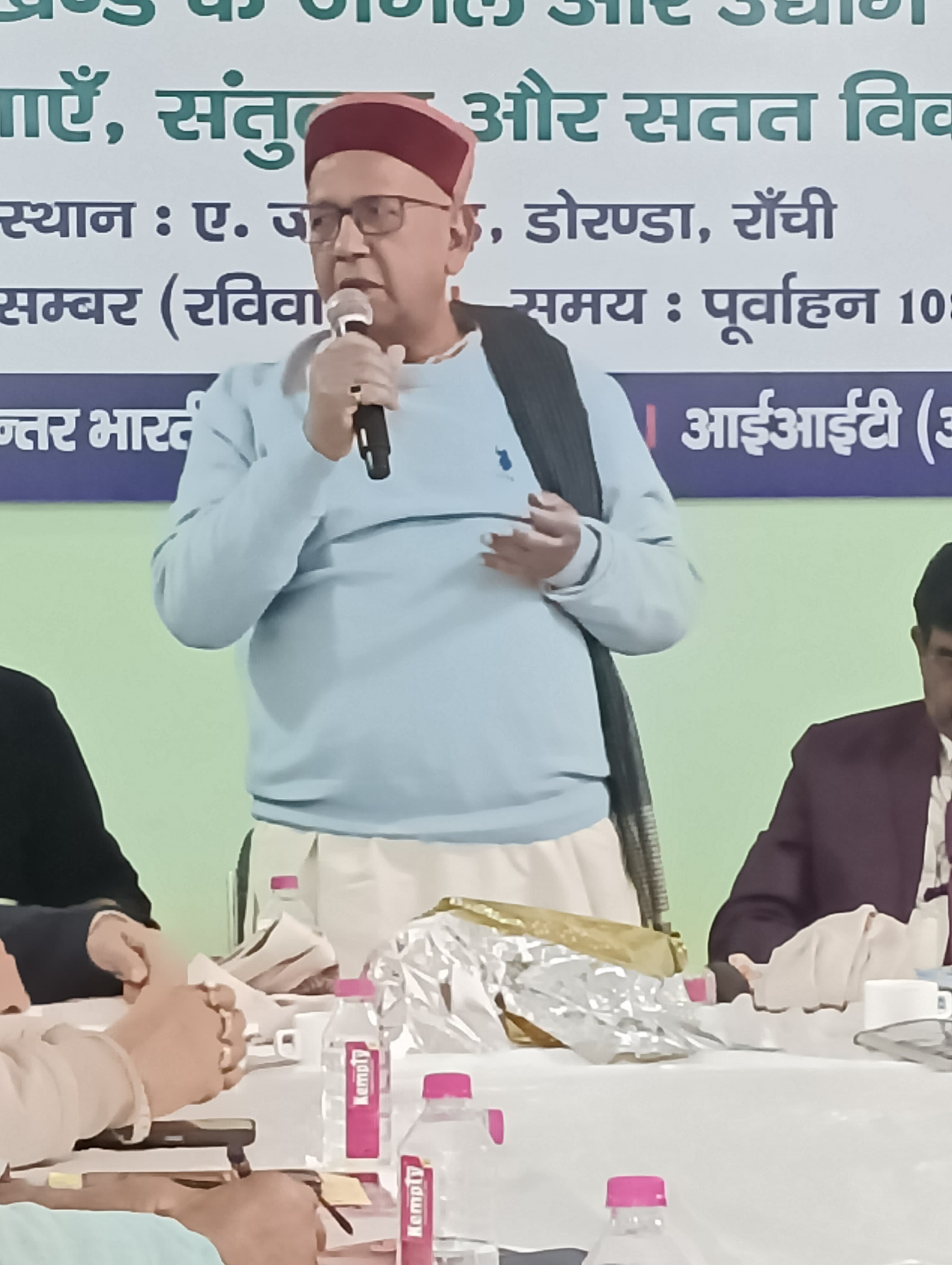 कार्यक्रम में बोलते सरयू राय की फोटो
