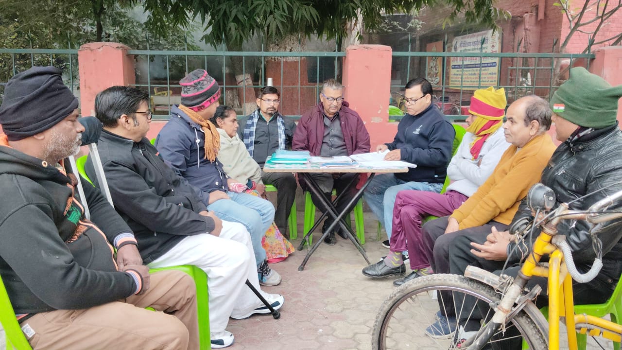 बैठक के दौरान राष्ट्रीय महासचिव वीरेंद्र कुमार व अन्य