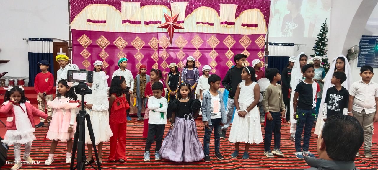 मेनोनाईट चर्च में कार्यक्रम की प्रस्तुति देते हुए समाज के बच्चे।