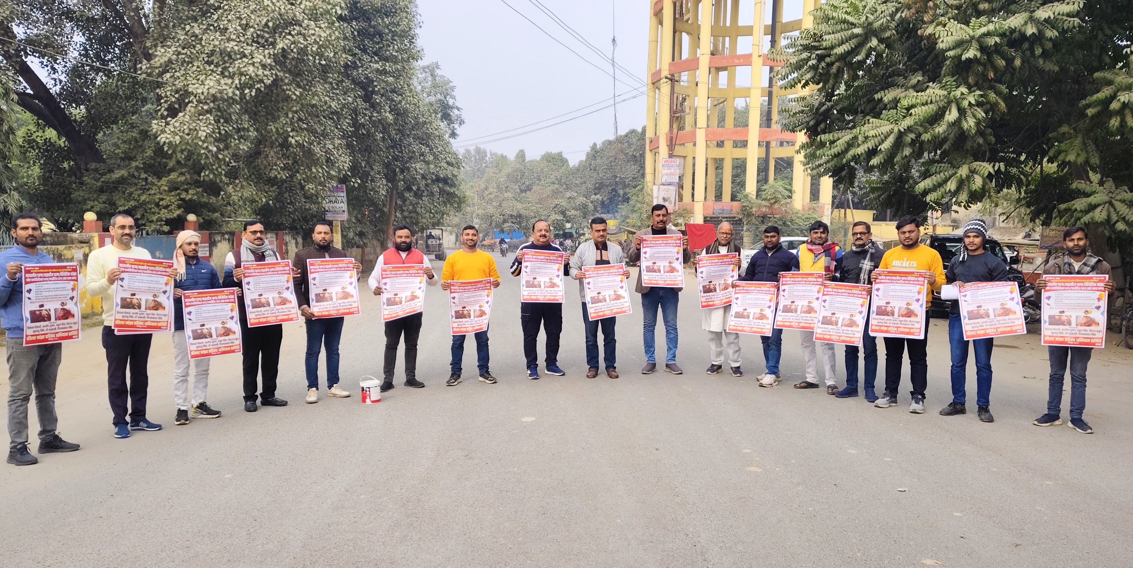 चाइनीज मांझे के खिलाफ लोगों को जागरूक करते हुए समिति के लोग