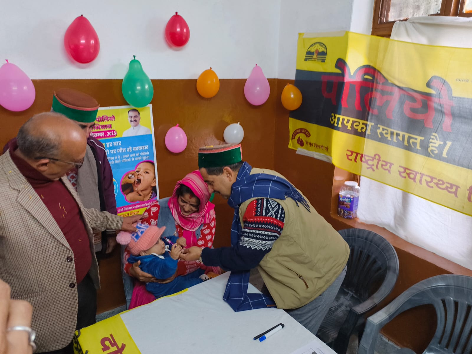 पोलियो ड्रॉप्स पिलाते हुए। पोलियो ड्रॉप्स पिलाते हुए।