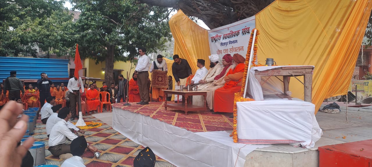 मंच पर मौजूद संत व मुख्य वक्ता मंच पर मौजूद संत व मुख्य वक्ता