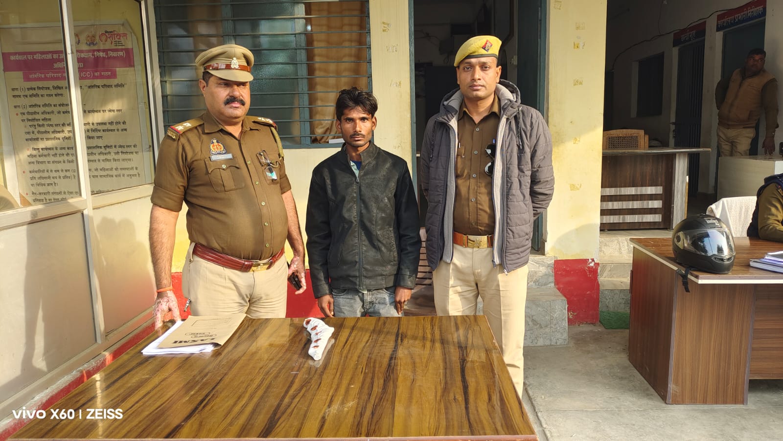 पुलिस गिरफ्त में आरोपी युवक