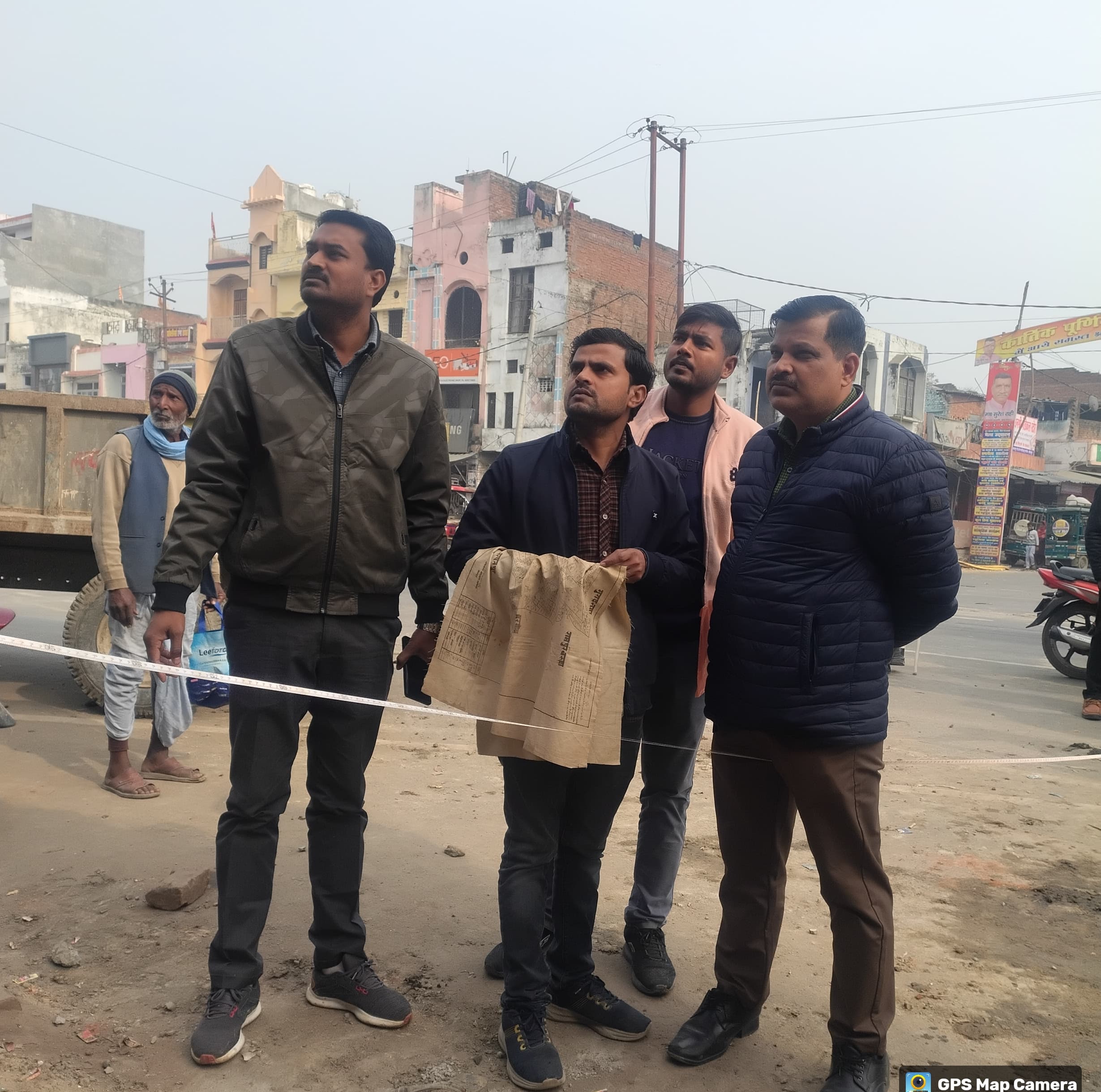 हरगांव में नपाई करते अधिशासी अधिकारी व उनकी टीम हरगांव में नपाई करते अधिशासी अधिकारी व उनकी टीम