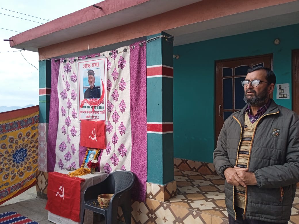 दिवंगत अधिवक्ता कामरेड अमर चंद वर्मा को श्रद्धांजलि अर्पित करते हुए देशराज शर्मा।