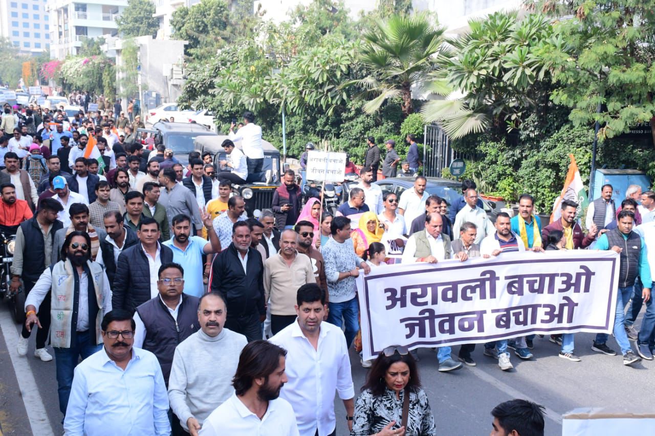 अरावली बचाओ–जीवन बचाओ सत्याग्रह शुरू:हजारों लोगों के साथ अंबेडकर सर्किल तक खाचरियावास के नेतृत्व निकली पदयात्रा