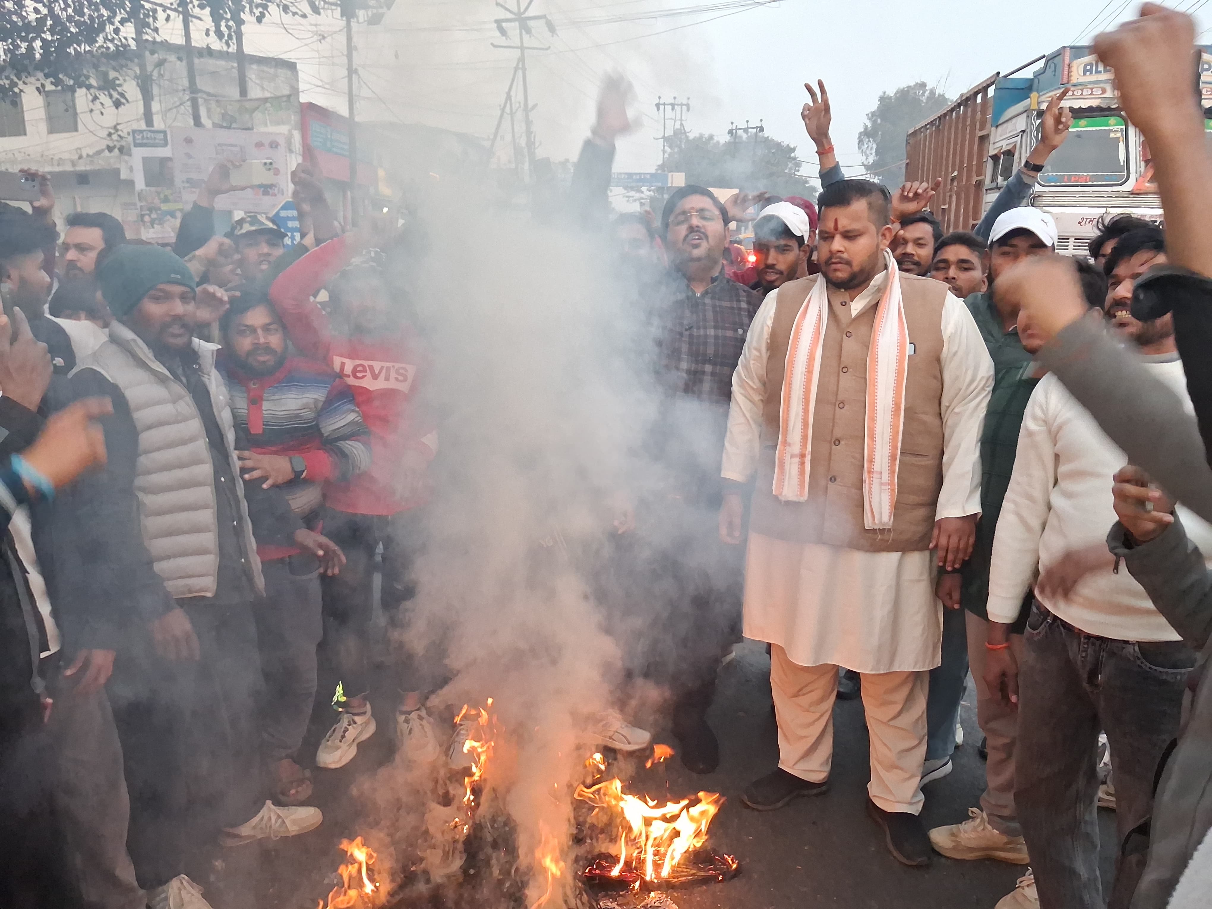 प्रभात मार्किट चौराहे पर बांग्लादेश का पुतला फूंकते राष्ट्रीय बजरंग दल के पदाधिकारी। प्रभात मार्किट चौराहे पर बांग्लादेश का पुतला फूंकते राष्ट्रीय बजरंग दल के पदाधिकारी।