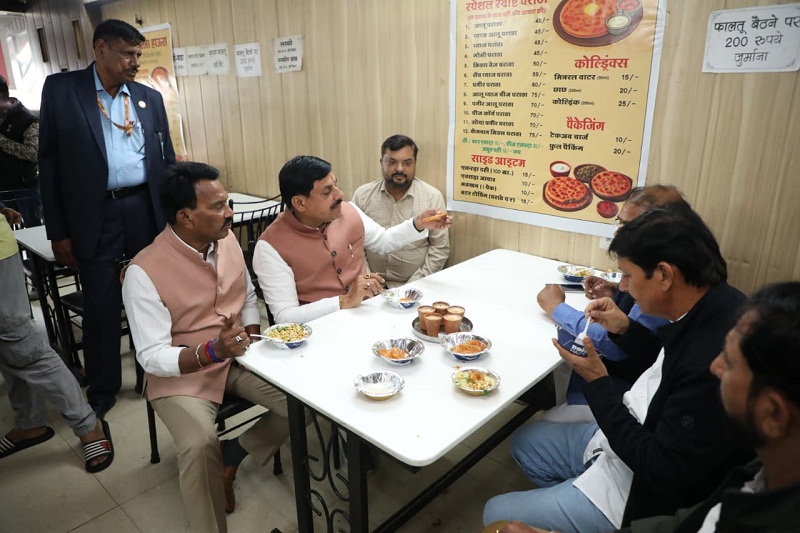 Chief Minister ने इंदौर में इंदौरी पोहा जलेबी का लिया लुत्फ Chief Minister ने इंदौर में इंदौरी पोहा जलेबी का लिया लुत्फ