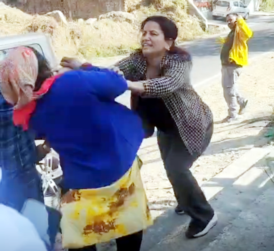 स्थानीय महिला को धमकी देती बाहरी महिला।