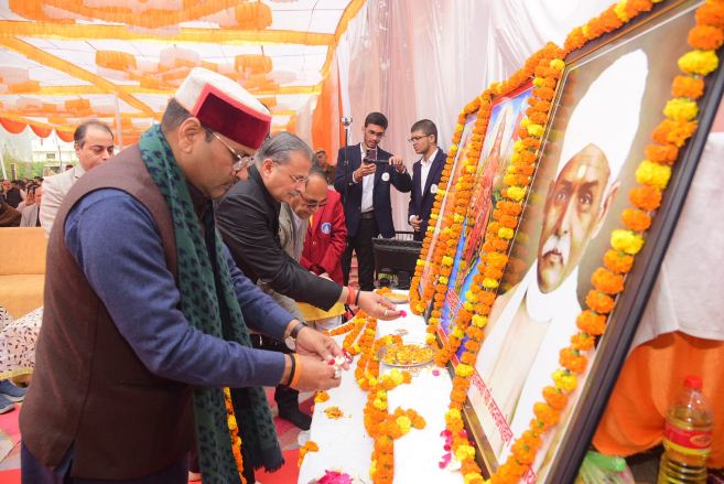 महामना मालवी के चित्र पर पुष्पांजलि करते क्षेत्र प्रचारक अनिल