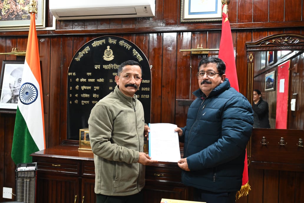 पशुपालन विभाग को बाजार संबंधित पत्र सौंपते अधिकारी।