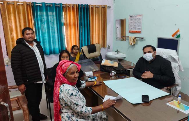 स्वास्थ्य जांच करते चिकित्सक।